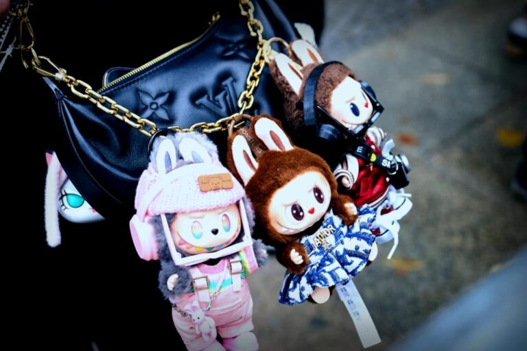 Warum Erwachsene Plüschtiere lieben: Die Wahrheit hinter emotionalen Unterstützungsgeldern