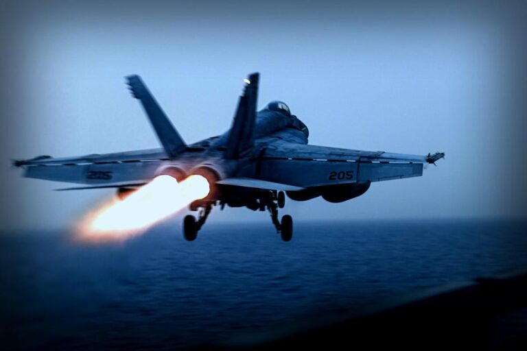 Trump kritisiert China bei Rede auf amerikanischem Flugzeugträger