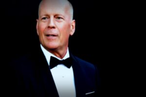 Bruce Willis: Das aktuelle Leben des Hollywood-Stars – Strandmoment eingefangen