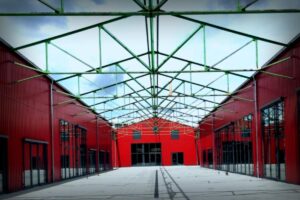 Transformieren statt abreißen: Alte Bahnhallen werden Zuhause für ein Hightech-Unternehmen