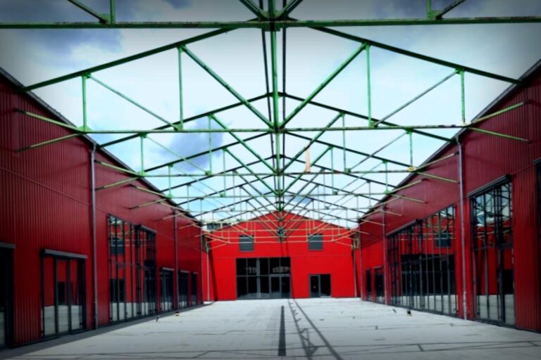 Transformieren statt abreißen: Alte Bahnhallen werden Zuhause für ein Hightech-Unternehmen