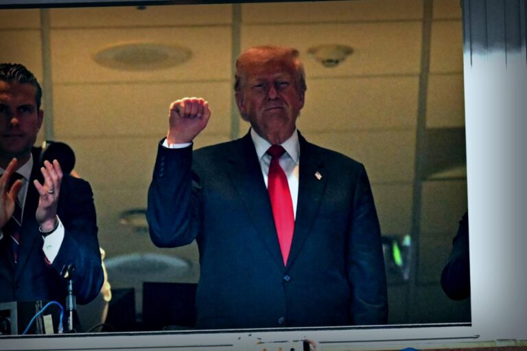 Donald Trump bei NFL-Spiel der Washington Commanders: Empfang und Tanzbewegungen