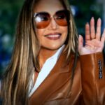 So stylen wir Jeans im Winter 2025, wie es Jennifer Lopez zeigt – stylish und praktisch