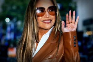 So stylen wir Jeans im Winter 2025, wie es Jennifer Lopez zeigt – stylish und praktisch