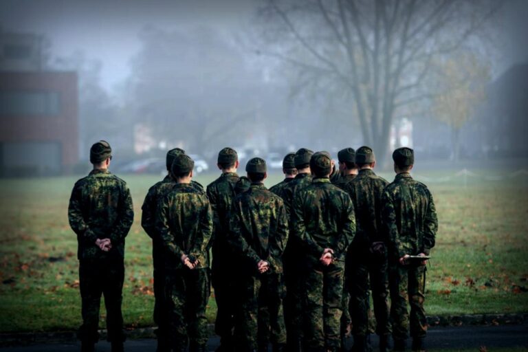 Einigung zum Wehrdienst: Musterung für alle 18-Jährigen – Frauen sind eingeschlossen