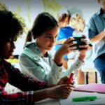 EU wird ernst: Soziale Medien ab 16 – Für Tech-Giganten reicht das Wasser bis zum Hals