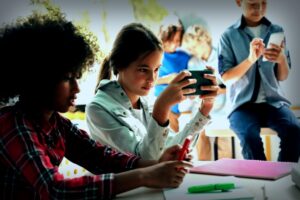 EU wird ernst: Soziale Medien ab 16 – Für Tech-Giganten reicht das Wasser bis zum Hals