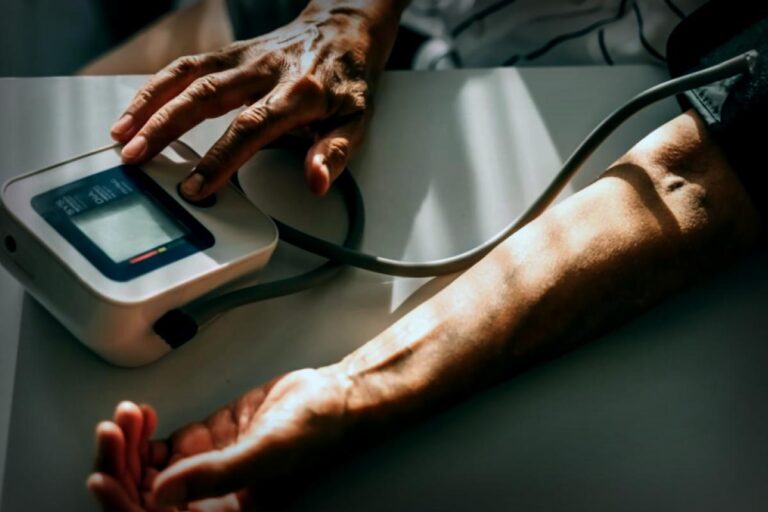 Ernährung bei Bluthochdruck: Tee, Saft und Knoblauch – Was kann helfen?