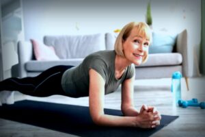 Fit bleiben: Diese 3 einfachen Körpergewichtsübungen für deinen Alltag