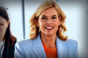 Schöne Momente auf dem Weihnachtsmarkt: Julia Klöckner zeigt sich von ihrer besten Seite