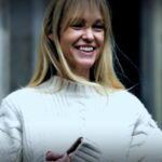 Der Luxus-Trend: Cremefarbene Zopfstrick-Pullover zu Weihnachten 2025