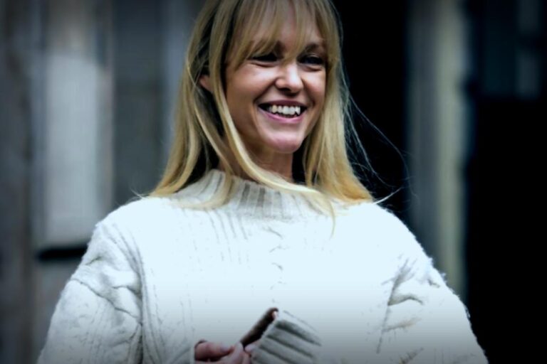 Der Luxus-Trend: Cremefarbene Zopfstrick-Pullover zu Weihnachten 2025