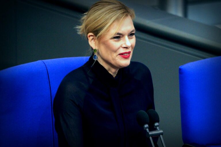 Julia Klöckner zeigt ihr strahlendes Lächeln und einen persönlichen Moment