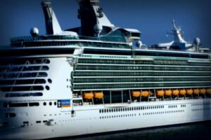 Tragödie im Familienurlaub: Vater stirbt nach 33 Drinks auf Kreuzfahrtschiff – Verlobte erhebt schwere Vorwürfe