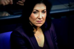 Grüne Fragen zu Fördergeldern und Compliance im Fall GovRadar mit zu Guttenberg