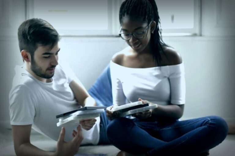 Warum die Gen Z plötzlich wieder DVDs und Schallplatten liebt