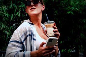 Kleine Freuden: Warum Gen Z trotz finanzieller Engpässe weiterhin genießt