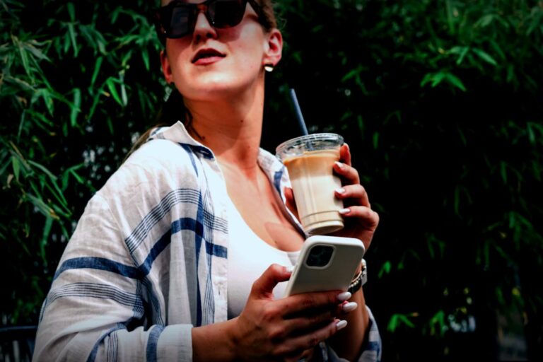 Kleine Freuden: Warum Gen Z trotz finanzieller Engpässe weiterhin genießt