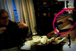 Schockierende Enthüllungen auf Epstein-Foto: Bannon und ein verstörendes Bild