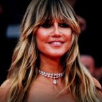 Heidi Klum flaunt ihre perfekte Figur in einem glitzernden Strand-Outfit