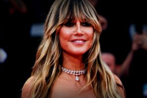 Heidi Klum flaunt ihre perfekte Figur in einem glitzernden Strand-Outfit