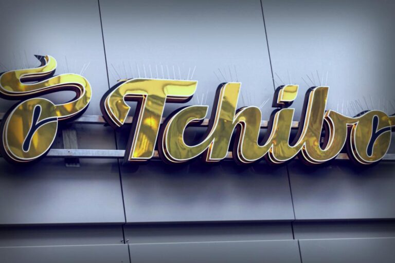 Stylische Tischlampe von Tchibo für nur 35 Euro bringt Retro-Charme ins Zuhause