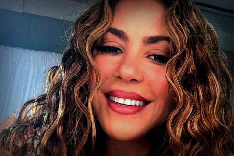 Shakira begeistert mit träumerischem Look auf ihrer 48-Stunden-Performance