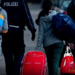 Drei Kinder helfen bei der Abschiebung einer Familie nach Armenien