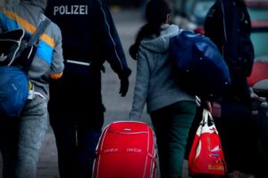 Drei Kinder helfen bei der Abschiebung einer Familie nach Armenien