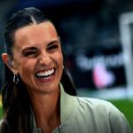 Laura Wontorra sorgt mit ihrem stylischen Hosenanzug für Aufsehen