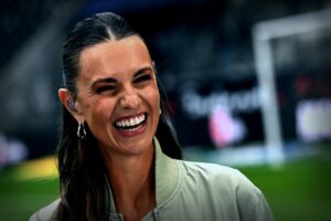 Laura Wontorra sorgt mit ihrem stylischen Hosenanzug für Aufsehen