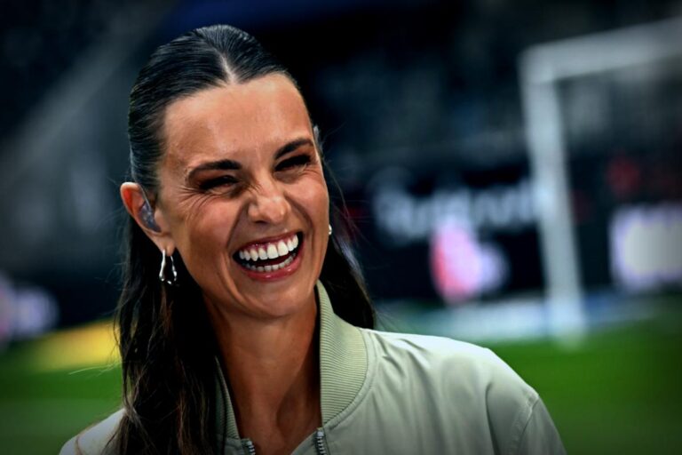 Laura Wontorra sorgt mit ihrem stylischen Hosenanzug für Aufsehen