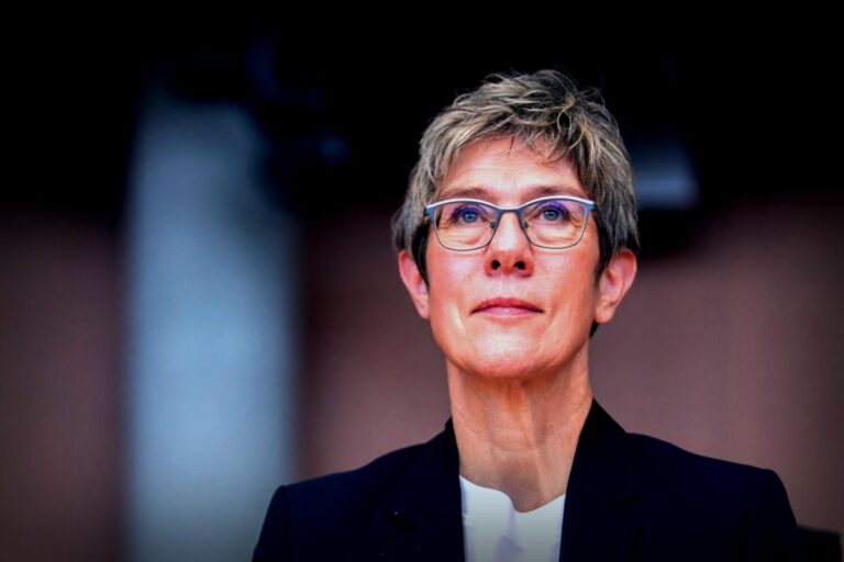 Kramp-Karrenbauer übernimmt die Führung der Adenauer-Stiftung – Merz unterliegt