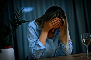 „Ich dachte, ich trinke nur normal – Mein Weg zur Alkoholsucht“: Nicky Wake erzählt von ihren 6 Warnzeichen