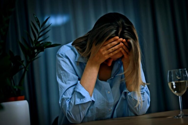 „Ich dachte, ich trinke nur normal – Mein Weg zur Alkoholsucht“: Nicky Wake erzählt von ihren 6 Warnzeichen