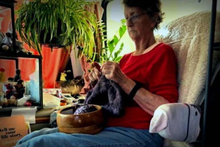 Ein 81-jähriges Wunder: Oma lebt in einem Wohnmobil im Garten ihrer Tochter