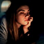 Warum wir uns mit diesen 5 Gewohnheiten unglücklich machen – und sie trotzdem beibehalten