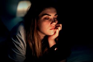 Warum wir uns mit diesen 5 Gewohnheiten unglücklich machen – und sie trotzdem beibehalten