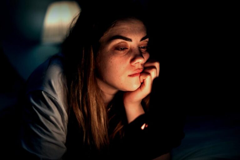 Warum wir uns mit diesen 5 Gewohnheiten unglücklich machen – und sie trotzdem beibehalten