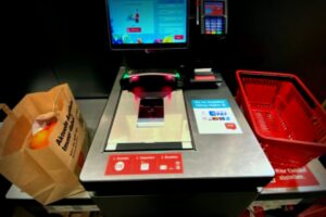 SB-Kassen im Supermarkt: Herausforderungen und Lösungen