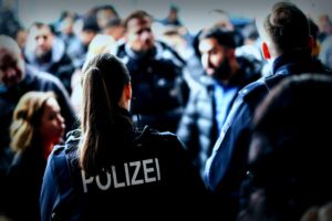 Unruhen nach Einbruch in Gelsenkirchener Sparkasse – Polizei räumt Bankvorraum