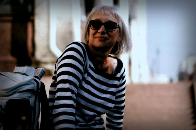 Rentnerin entdeckt die Welt mit nur 344 Euro im Monat – Ihr einfacher Trick fürs Sparen